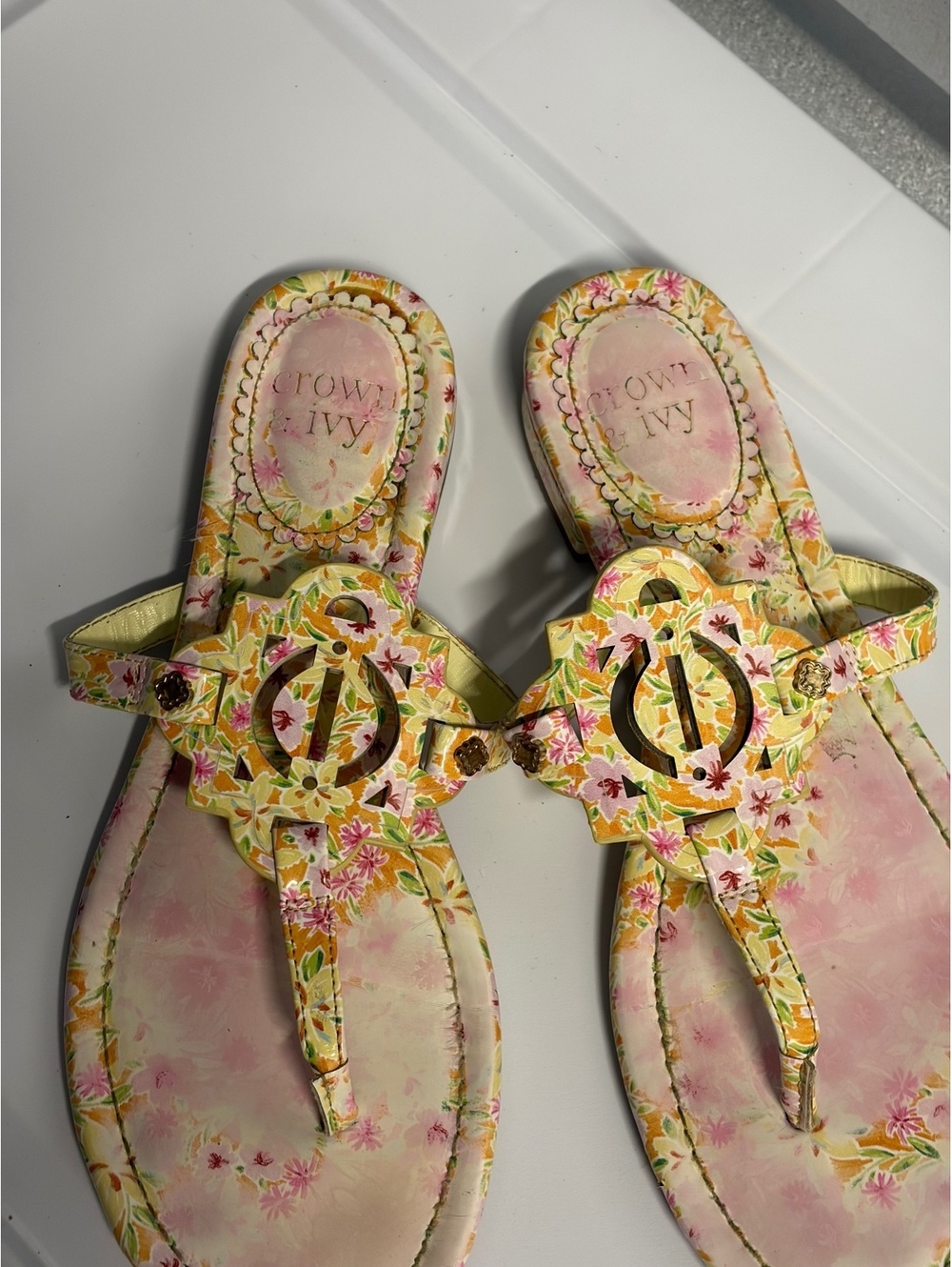 Crown & Ivy Floral Pattern Women's Thong Sandals Size 8
